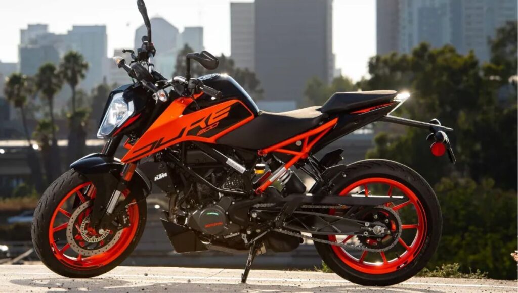 KTM 200 Duke दमदार परफॉर्मेंस और स्टाइल का बेहतरीन कॉम्बिनेशन, कीमत सिर्फ ₹1.96 लाख से शुरू